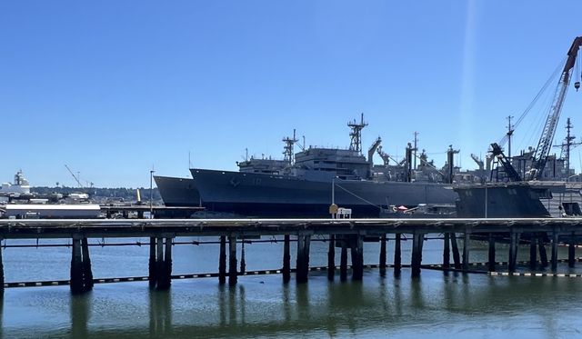 Fregatte USS Coronado (LCS-4), Lenkwaffenkreuzer USS Bunker Hill (CG-52) und Versorgungsschiffe USNS Bridge (T-AOE-10) und USNS Rainier (T-AOE-7)