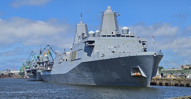 Landungsschiff USS New York (LPD-21), hinten Kommandoschiff USS Mount Whitney (LCC-20)