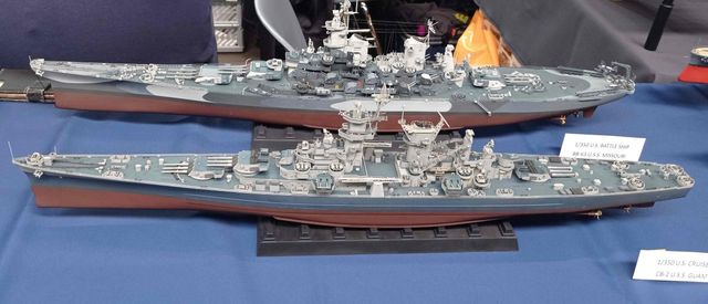 Großer Kreuzer USS Guam und Schlachtschiff USS Missouri