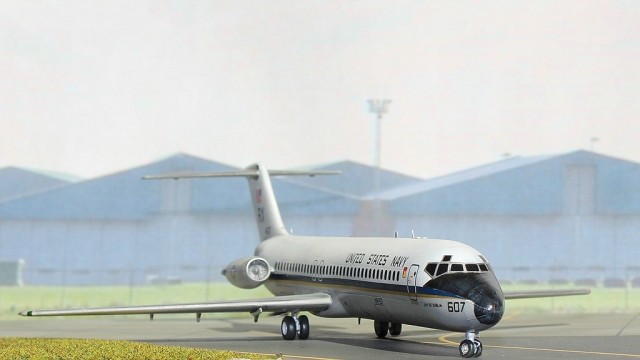 Transportflugzeug McDonnell Douglas C-9B Skytrain II (1/144)