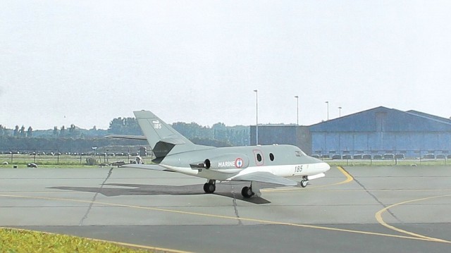 Schulflugzeug Dassault Falcon 10MER (1/144)