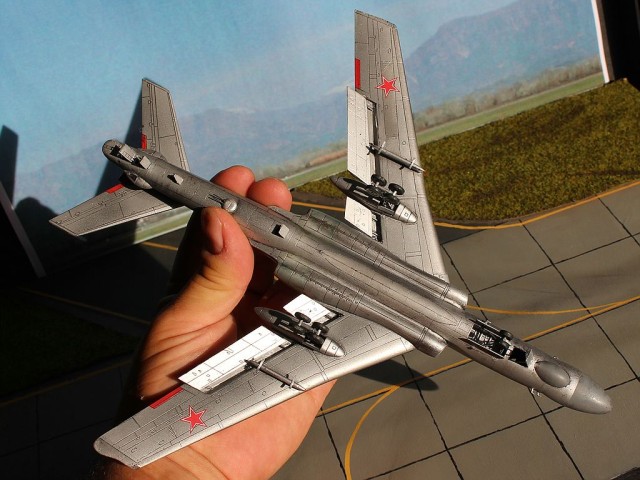 Bomber Tupolev Tu-16K-10-26 (1/144)