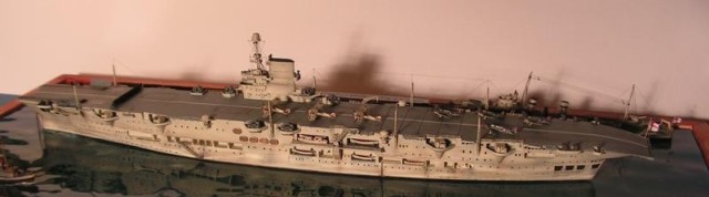 Flugzeugträger HMS Ark Royal (1/700)