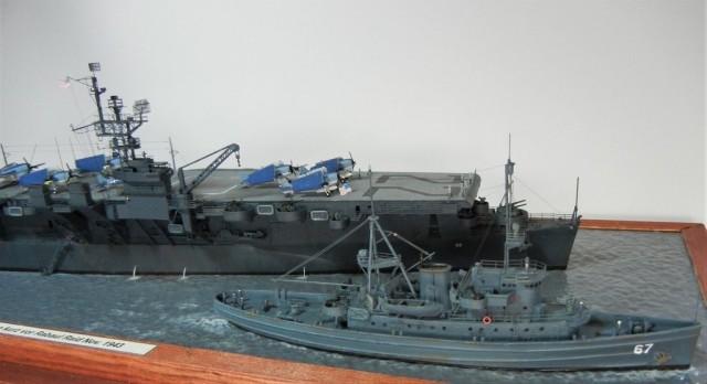 Leichter Flugzeugträger USS Independence und Bergungsschlepper USS Apache (1/350)