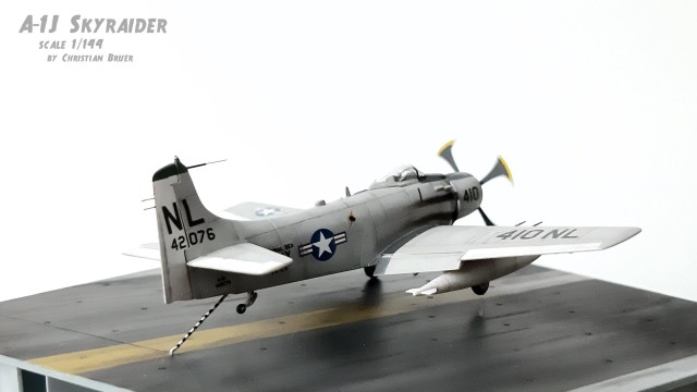 Kampfflugzeug Douglas A-1J Skyraider (1/144)