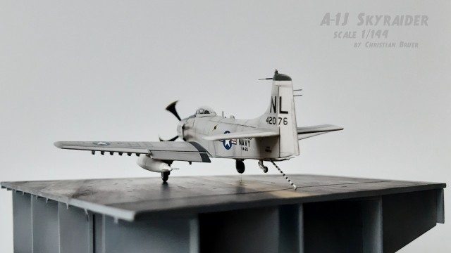 Kampfflugzeug Douglas A-1J Skyraider (1/144)