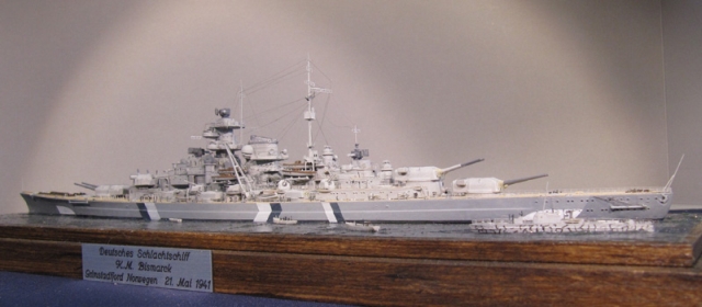 Schlachtschiff Bismarck (1/700)