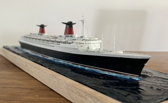 Passagierschiff France  (1/700)