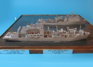 Versorger USNS Lewis and Clark und Landungsschiff USS Whidbey Island (1/700)