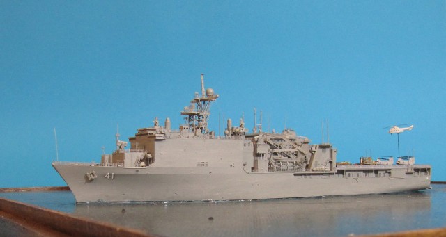 Versorger USNS Lewis and Clark und Landungsschiff USS Whidbey Island (1/700)