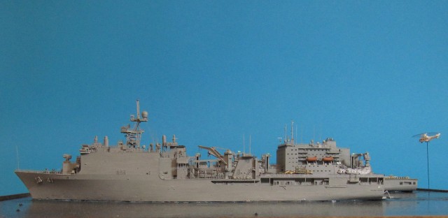 Versorger USNS Lewis and Clark und Landungsschiff USS Whidbey Island (1/700)