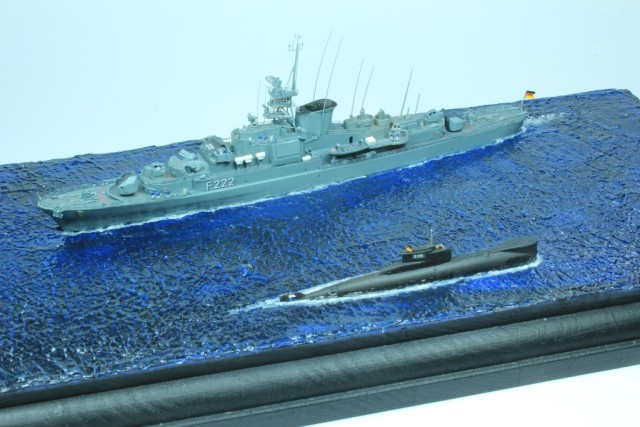 Deutsche Fregatte Augsburg und U-Boot U 16 (1/700)