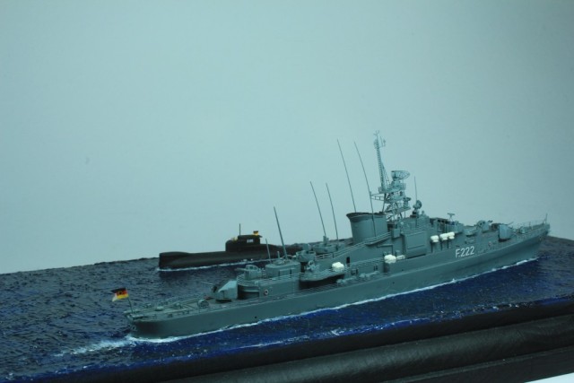 Deutsche Fregatte Augsburg und U-Boot U 16 (1/700)