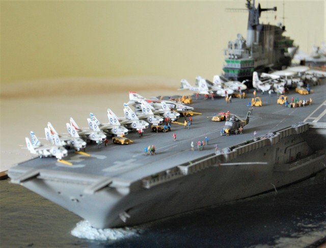 Flugzeugträger USS Coral Sea (1/350)