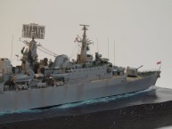 Lenkwaffenzerstörer HMS Glamorgan Hier sind die verpackten Boote,die zahlreichen Kanister für Rettungsinseln, die Torpedorohre und die Takelung gut zu erkennen.