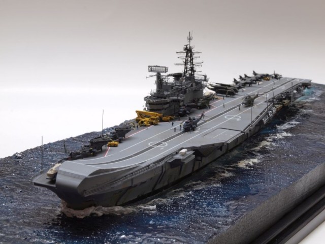 Flugzeugträger HMS Hermes (1/700)