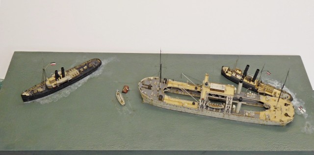 U-Boot-Bergungsschiff SMS Vulkan und Schlepper Schelde (1/700)