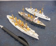 Panzerkreuzer USS Brooklyn und Infanta María Teresa sowie Geschützter Kreuzer USS Olympia (1/700)