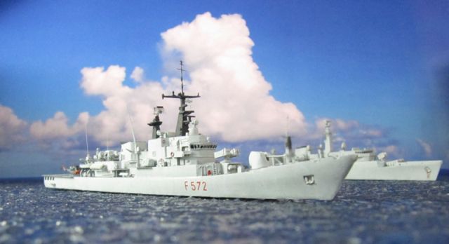 Italienische Fregatte MMI Libeccio (F 572) und HMS Brilliant