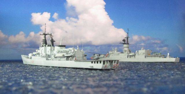 Italienische Fregatte MMI Libeccio (F 572) und USS Pharris