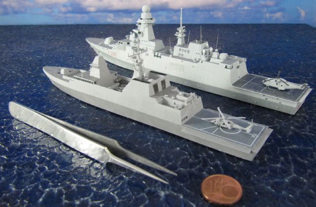 Fregatten RSS Tenacious und Carlo Bergamini