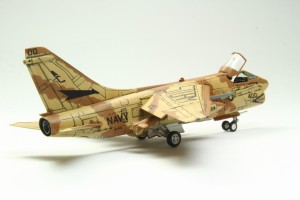 Marinekampfflugzeug LTV A-7E Corsair II (1/144)