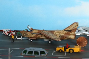 Marinekampfflugzeug LTV A-7E Corsair II (1/144)