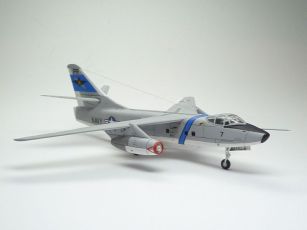 Douglas EA-3B Skywarrior (1/144)