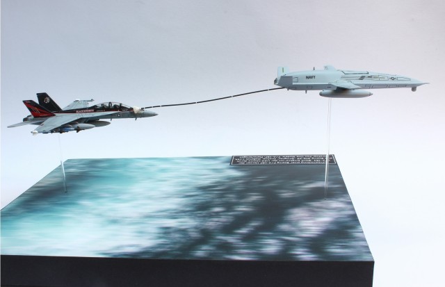 Luftbetankung einer Boeing F/A-18 F Super Hornet durch eine Boeing MQ-25 Stingray (1/144)