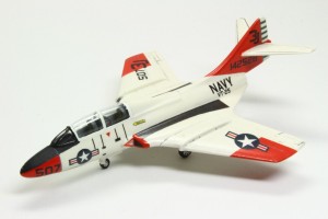 Schulflugzeug Grumman F9F-8T Cougar (1/144)