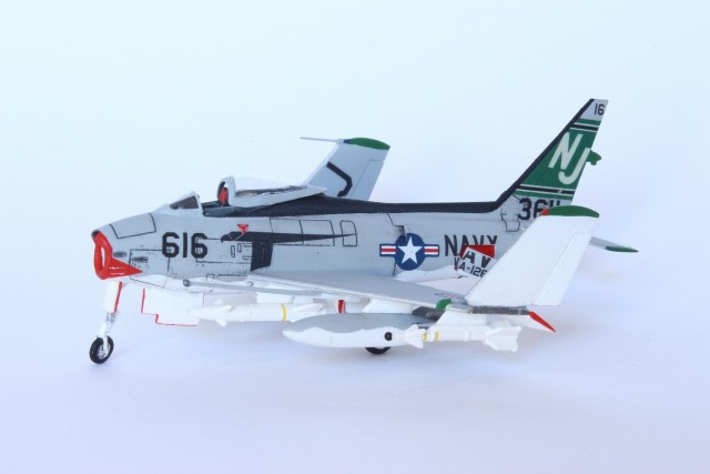 Marinejagdflugzeug North American FJ-4B Fury (1/144)