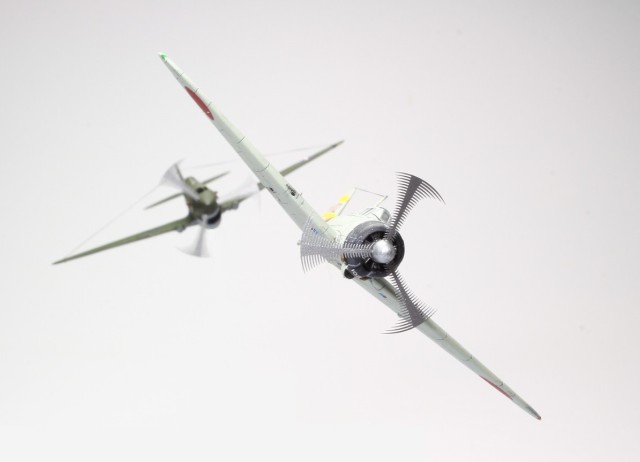 Curtiss P-40B vs Mitsubishi A6M2b  (1/144)