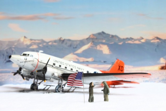 Transportflugzeug Douglas R4D-5L Que Sera Sera (1/144)