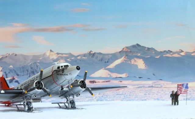 Transportflugzeug Douglas R4D-5L Que Sera Sera (1/144)