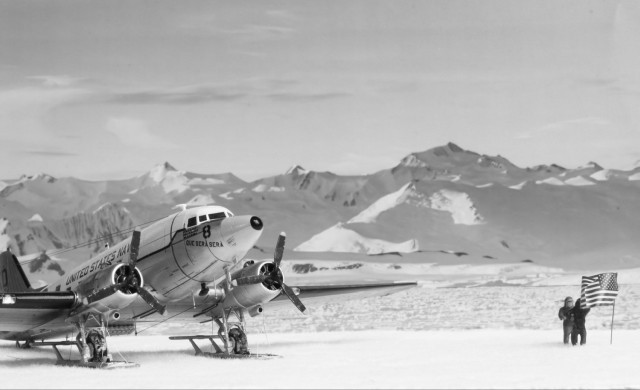 Transportflugzeug Douglas R4D-5L Que Sera Sera (1/144)