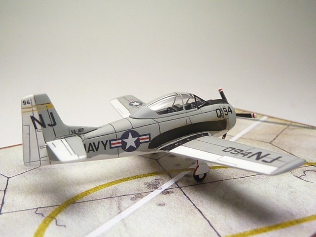 North American T-28B Trojan (1/144)