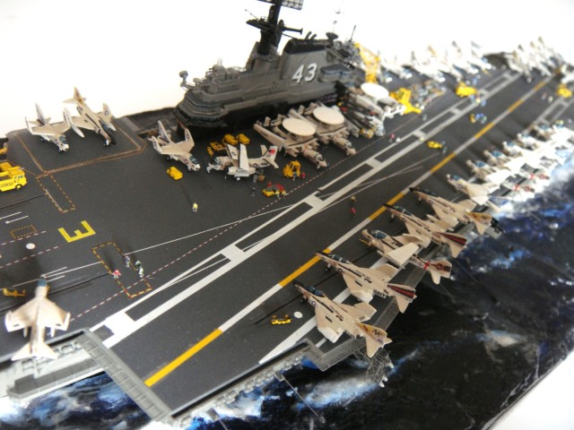 Flugzeugträger USS Coral Sea (1/700)