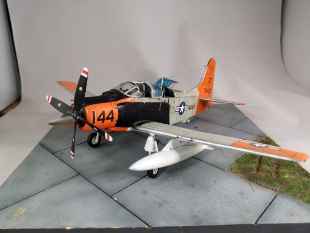 Marinekampfflugzeug Douglas AD-5 Skyraider (1/48)