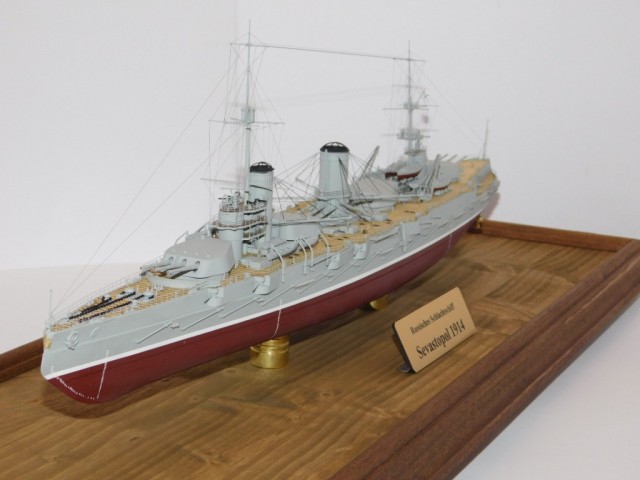 Russisches Schlachtschiff Sewastopol (1/350)