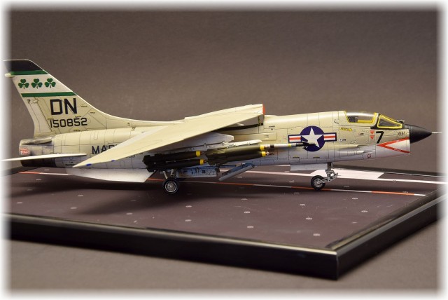 Jagdflugzeug Vought F-8E Crusader (1/72)