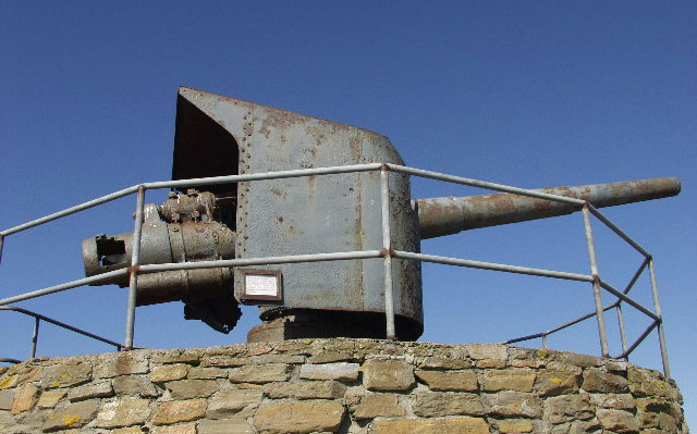 15 cm SK L/45 der SMS Bremse beim Scapa Flow Visitor Centre, Hoy, Orkney Inseln