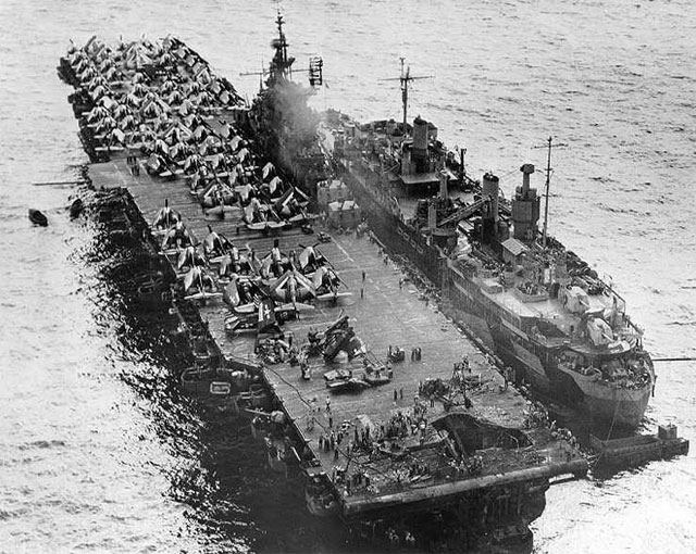 USS Randolph in Reparatur nach dem Angriff mit Hilfe von USS Jason