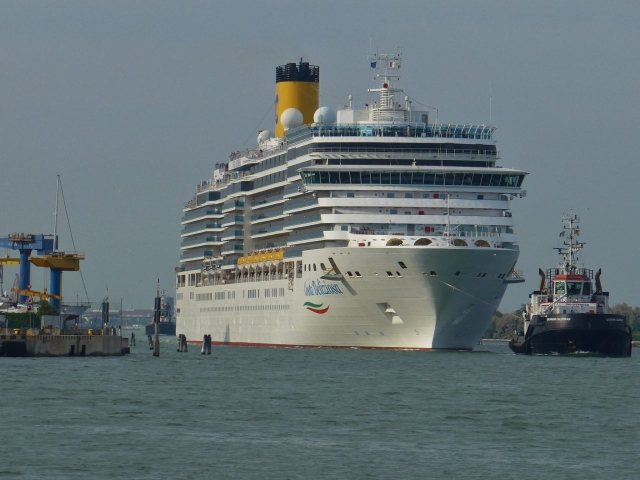 Kreuzfahrtschiff Costa Deliziosa beim Auslaufen in Venedig (Foto Thomas Träger)