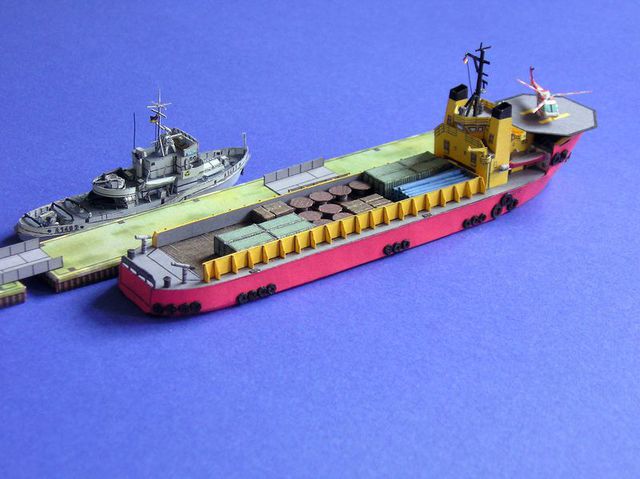 Bohrinselversorger Kreuzturm in 1/500 mit Marine-Eisbrecher Eisbär von Joachim Frerichs